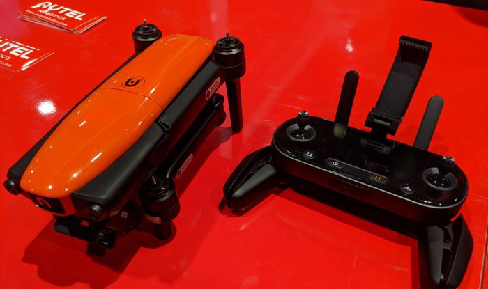 červený dron EVO od Autel Robotics na CES 2018