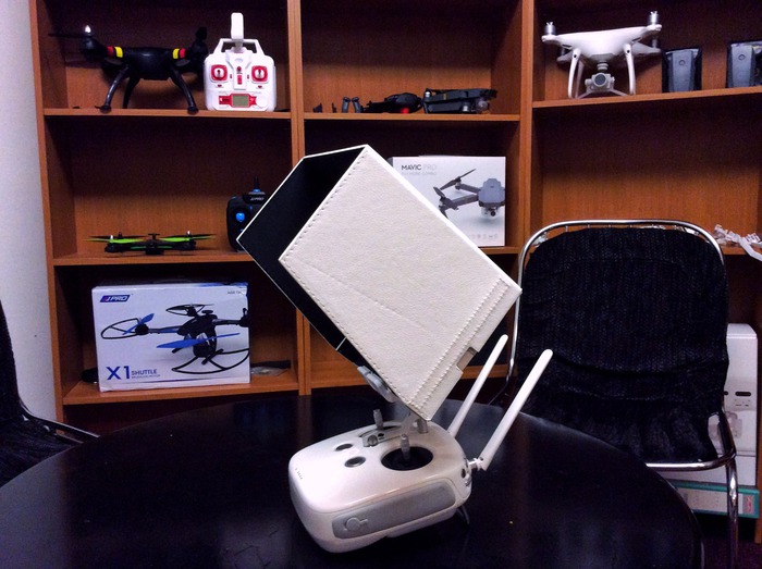 stínítko na displej při létání s dronem